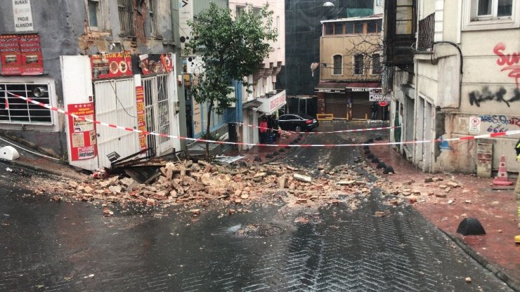 ⁃Beyoğlu’nda 2 katlı metruk binada çökme