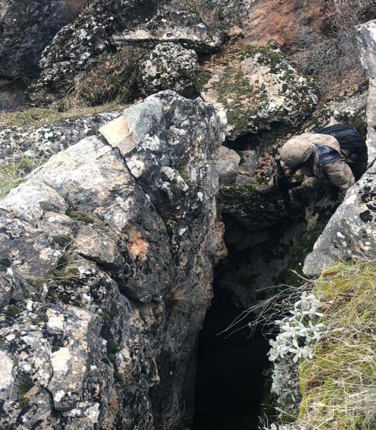 Bitlis’te terör örgütünce araziye gizlenmiş malzeme ele geçirildi