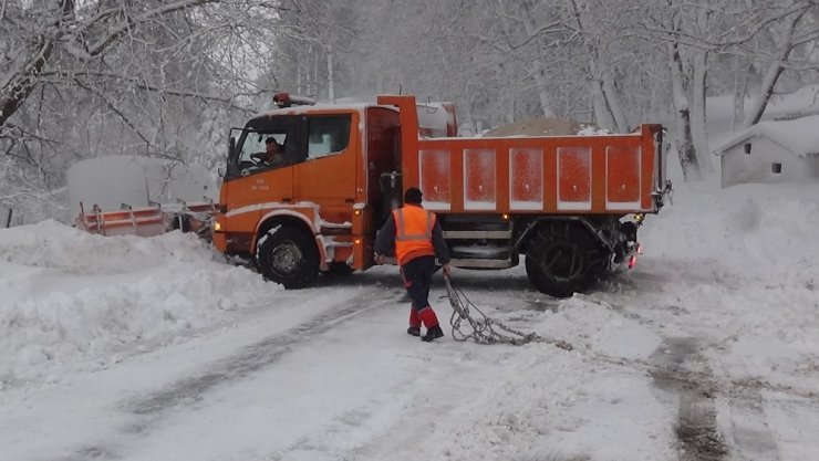 Kazdağları’nda kar 1 metreye ulaştı, ekipler yolları açık tutmakta zorlanıyor