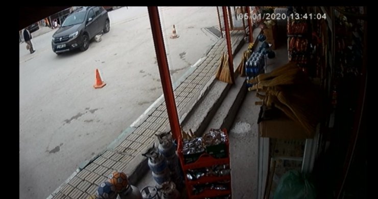 Bursa’da çok acı kaza...Meydandaki köpeği böyle ezdi