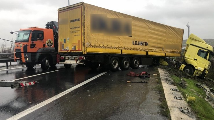 TEM Otoyolu’nda tır rüzgarın etkisiyle bariyerlere çarptı