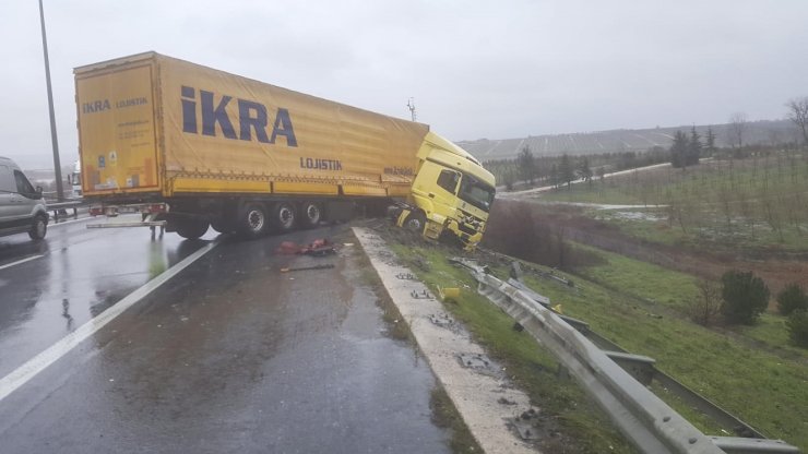 Büyükçekmece'de tır bariyerlere çarptı