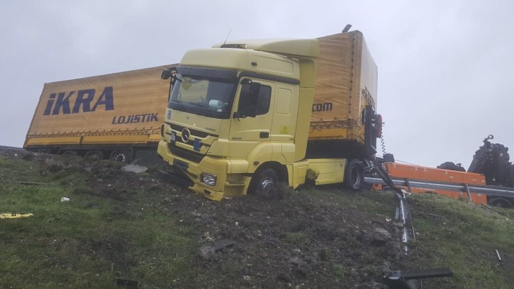 Büyükçekmece'de tır bariyerlere çarptı