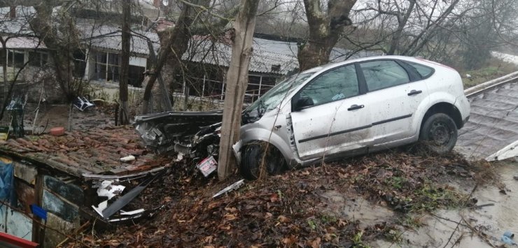 Yoğun yağışta faciadan dönüldü, ağaca çarparak durabildi: 1 yaralı