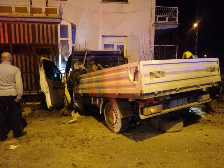 Denizli'de eve çarpan kamyonetin alev alması güvenlik kamerasında