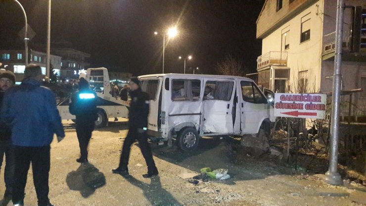 Denizli'de eve çarpan kamyonetin alev alması güvenlik kamerasında