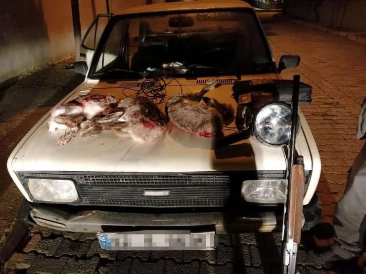 Projektör ile far avı yaparken yakalandılar