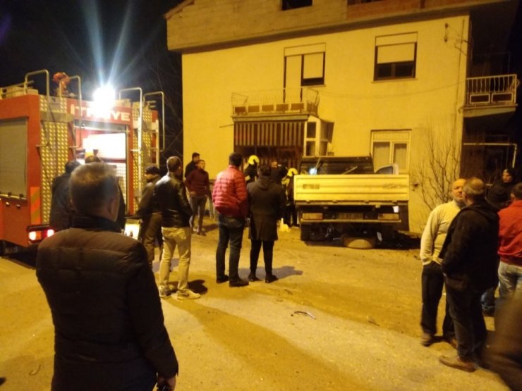 Minibüsle çarpışan kamyonetin evin balkonuna çarpıp alev alması güvenlik kamerasında