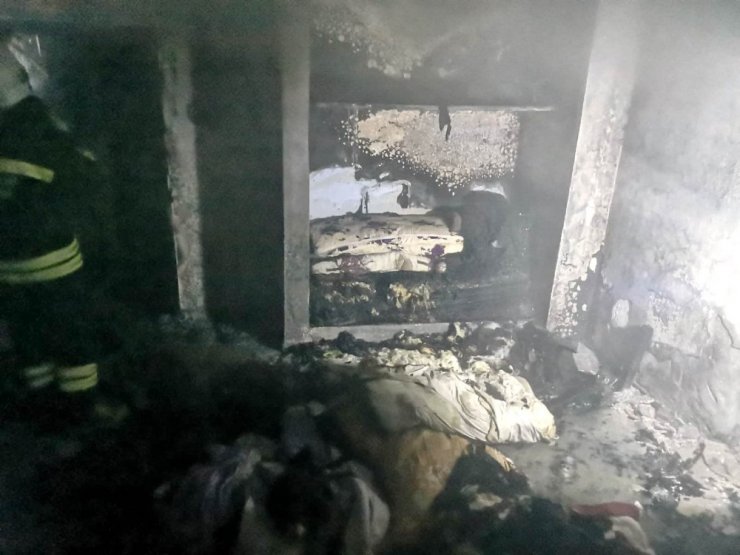 İtfaiye eri, baba ve oğlu alevlerin arasından kurtardı