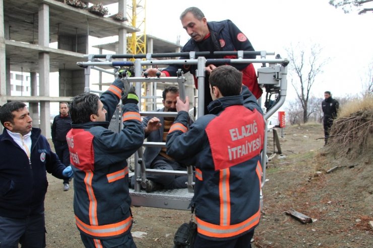 Elazığ’da vinçte intihar girişimini itfaiye ekipleri önledi