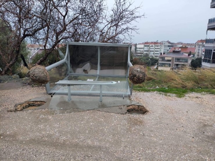 Erdek’te fırtına ağaçları kırdı, otobüs duraklarını devirdi
