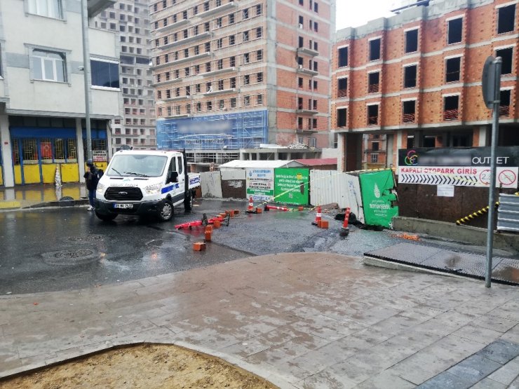 Esenyurt’ta yol çöktü, cadde trafiğe kapatıldı