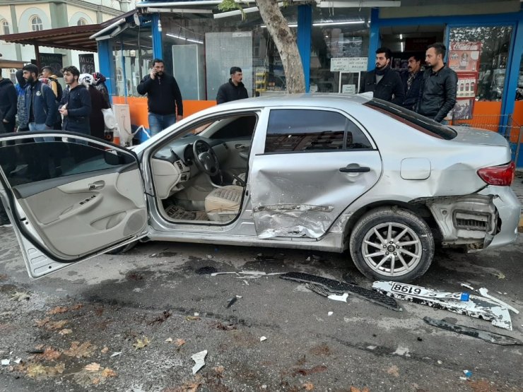 Gaziantep’in Nizip ilçesi Yavuz Sultan Selim Bulvarı’nda öğrencileri taşıyan bir servis aracının da aralarında bulunduğu 3 araç birbirine girdi. Kazada çok sayıda yaralı olduğu öğrenilirken, bölgeye ambulanslar sevk edildi.
