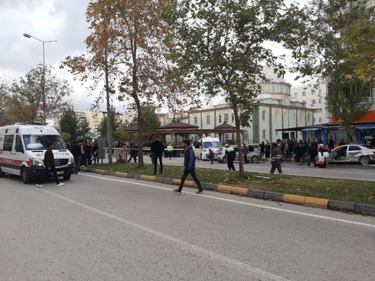 Gaziantep’in Nizip ilçesi Yavuz Sultan Selim Bulvarı’nda öğrencileri taşıyan bir servis aracının da aralarında bulunduğu 3 araç birbirine girdi. Kazada çok sayıda yaralı olduğu öğrenilirken, bölgeye ambulanslar sevk edildi.