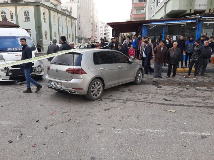 Gaziantep’in Nizip ilçesi Yavuz Sultan Selim Bulvarı’nda öğrencileri taşıyan bir servis aracının da aralarında bulunduğu 3 araç birbirine girdi. Kazada çok sayıda yaralı olduğu öğrenilirken, bölgeye ambulanslar sevk edildi.