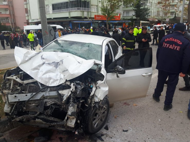 Gaziantep'te otomobil ile öğrenci servisi çarpıştı: 16 yaralı