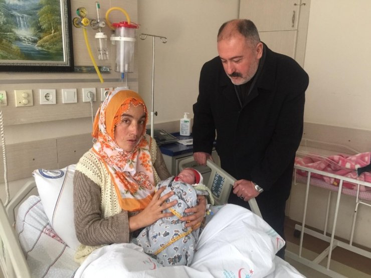 Kurtarma ekiplerini beklerken evde doğum yaptı
