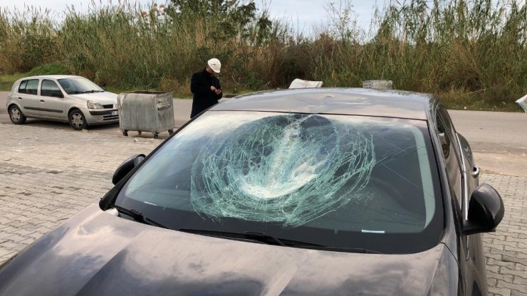 Hatay’da fırtınada kopan çatı otomobillerin üzerine düştü
