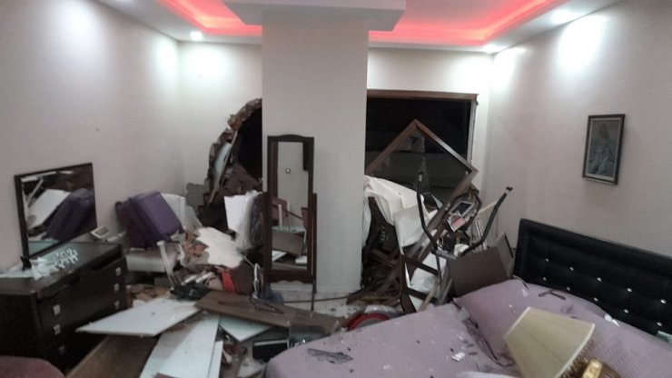 Hatay’da fırtınada kopan çatı otomobillerin üzerine düştü