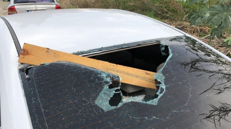 Hatay’da fırtınada kopan çatı otomobillerin üzerine düştü