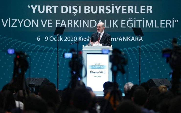 İçişleri Bakanı Soylu: “İdlib’den 300 bini aşkın insan son 1 ayda yerinden edildi”