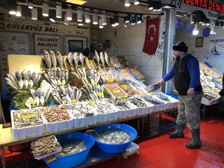 Balık satışlarına fırtına engeli