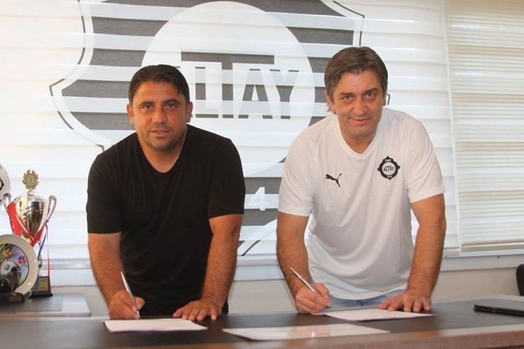 Altay, futbol okullarının bir yenisini Salihli’de açtı