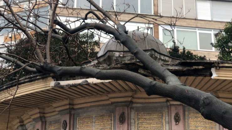 Çatısına ağaç düşen 234 yıllık tarihi sebil zarar gördü