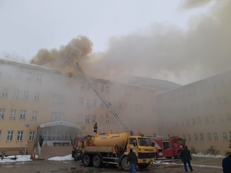 Kahramanmaraş'ta Göksun Meslek Yüksekokulu'nda yangın çıktı