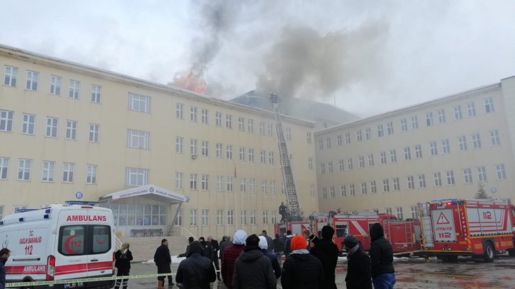Kahramanmaraş'ta Göksun Meslek Yüksekokulu'nda yangın çıktı