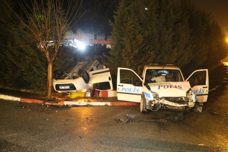 Polis otosu ile araç çarpıştı: 1’i polis 2 kişi yaralandı