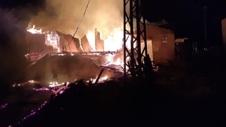 Minarenin devrildiği cami alev alev yandı