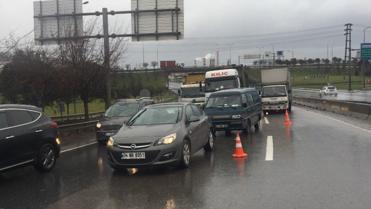 Kontrolden çıkan tır beton bariyerlere çarptı