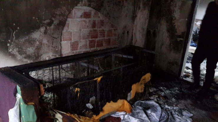 Çıkan yangında 2 çocuğu ve eşini kurtaran baba yoğun bakıma kaldırıldı