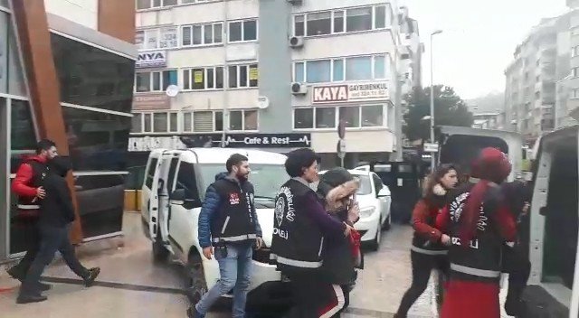 İnternetten reklam verip masaj salonunda fuhuş yaptıran çete çökertildi