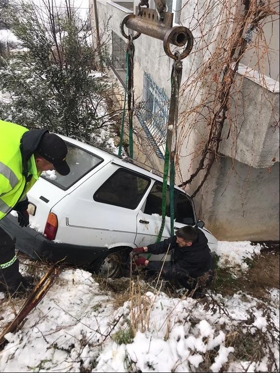 Kontrolden çıkan otomobil eve çarparak durabildi