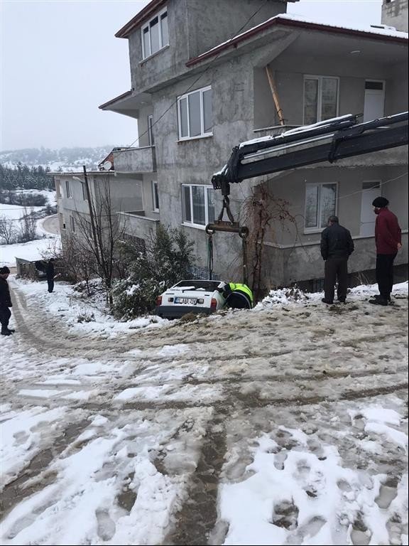 Kontrolden çıkan otomobil eve çarparak durabildi