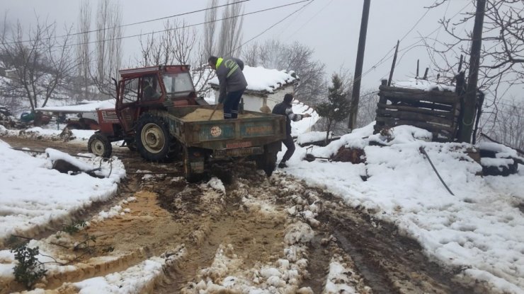 Alaşehir’de kar nedeniyle kapanan yollar açıldı