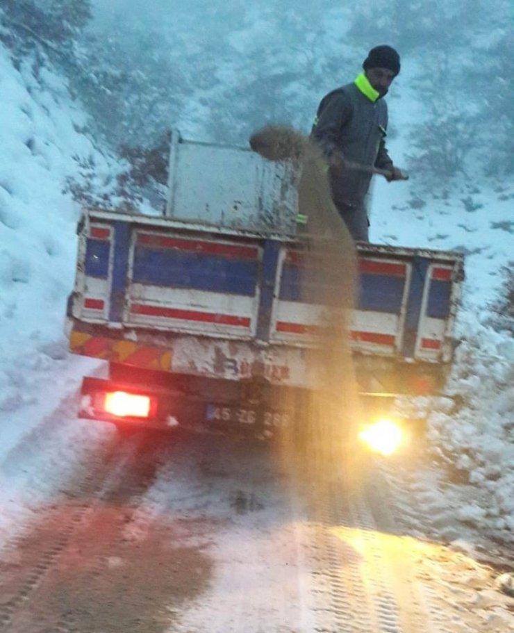 Alaşehir’de kar nedeniyle kapanan yollar açıldı