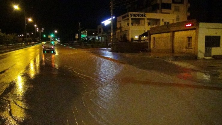 Mersin’de cadde ve sokaklar sular altında kaldı