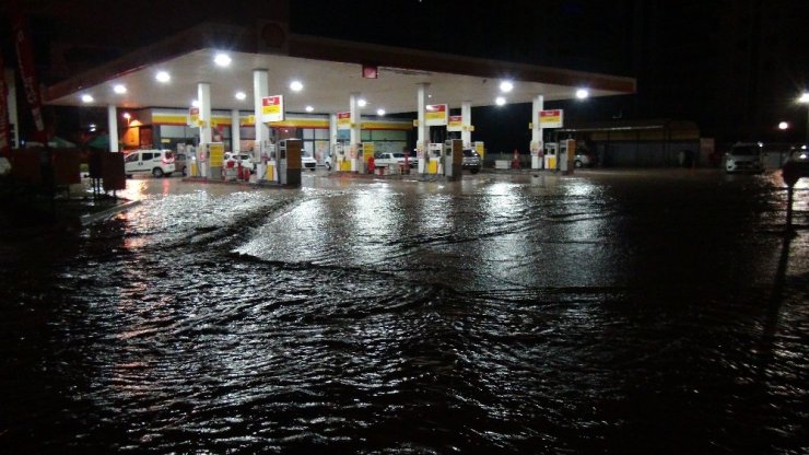 Mersin’de cadde ve sokaklar sular altında kaldı