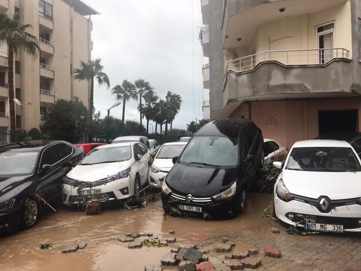 Mersin'de selin sürüklediği 20 araçta hasar oluştu
