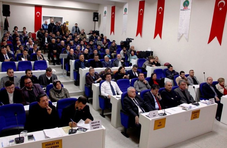Belediye başkan yardımcısının maaşı meclisi karıştırdı
