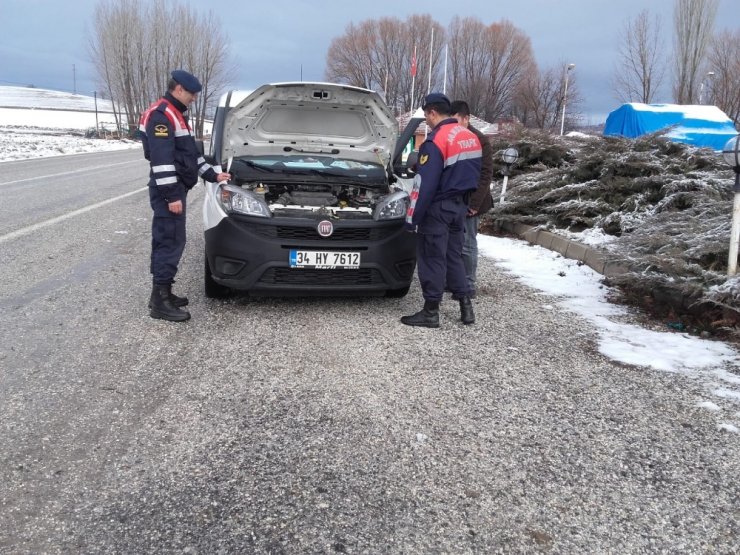Soğuk havada jandarmadan sürücülere sıcak çay jesti