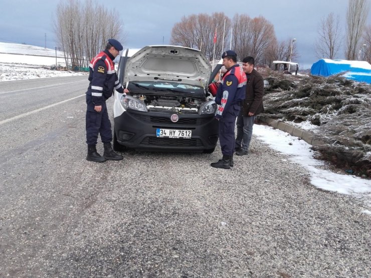 Soğuk havada jandarmadan sürücülere sıcak çay jesti