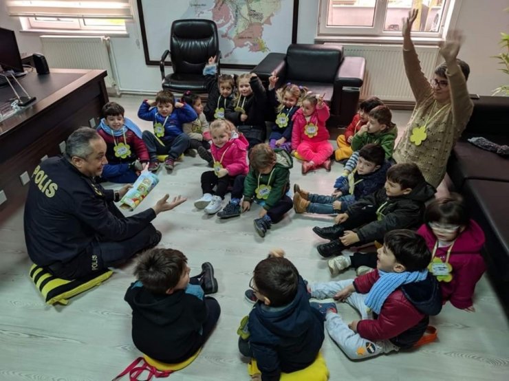 Polis müdüründen alkışlanacak hareket
