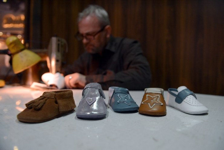 El yapımı bebek ayakkabıları ve tek seferde kapanan bebek arabası görücüye çıktı