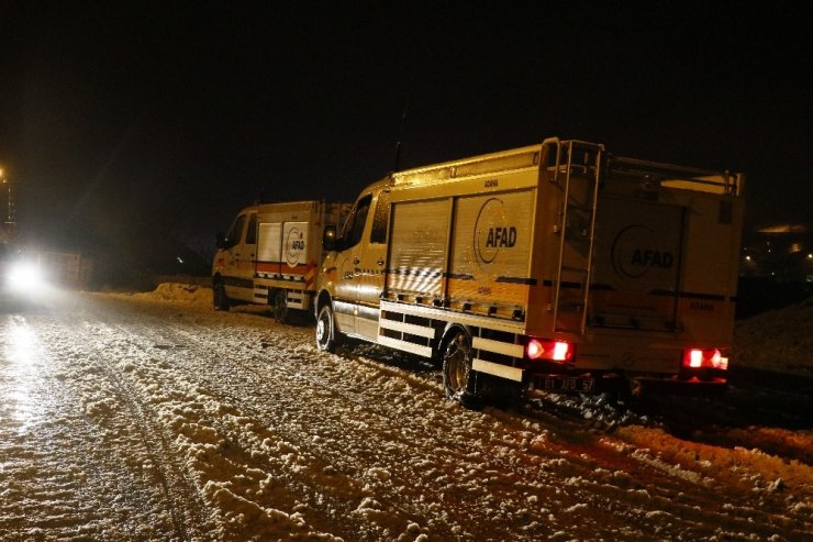 Karayolları çığ bölgesine ulaşmak için yol temizleme çalışmalarına devam ediyor
