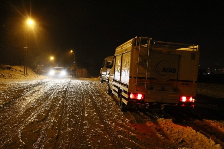 Karayolları çığ bölgesine ulaşmak için yol temizleme çalışmalarına devam ediyor