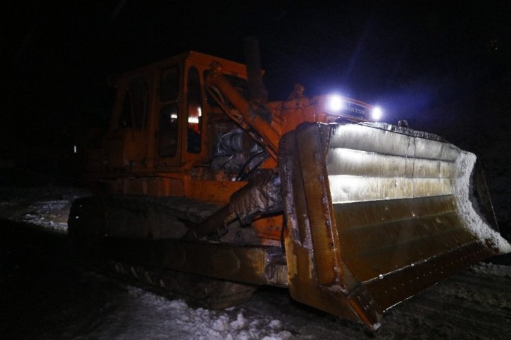 Karayolları çığ bölgesine ulaşmak için yol temizleme çalışmalarına devam ediyor